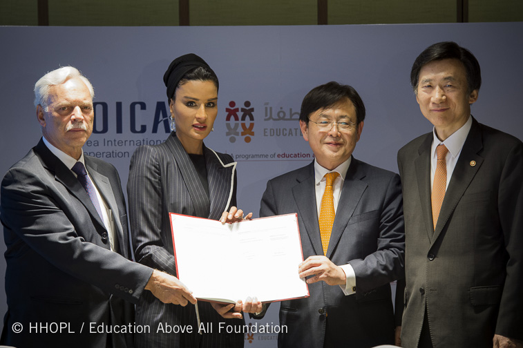 HH Sheikha Moza bint Nasser and HE Mr. Yun Beyung-se, Minister of Foreign Affairs, Republic of Korea sign an agreement between EAA and Korea International Cooperation Agency (KOICA)